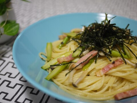 ベーコンとアスパラとしめじのバター醤油パスタ